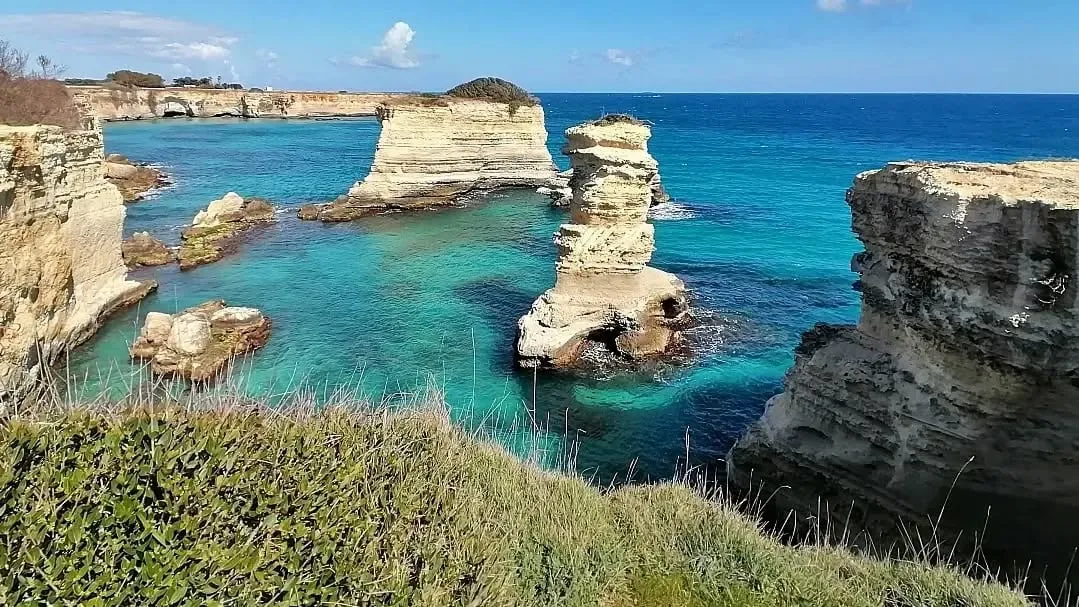 Felsnadeln und türkises Wasser an der Küste des Salento