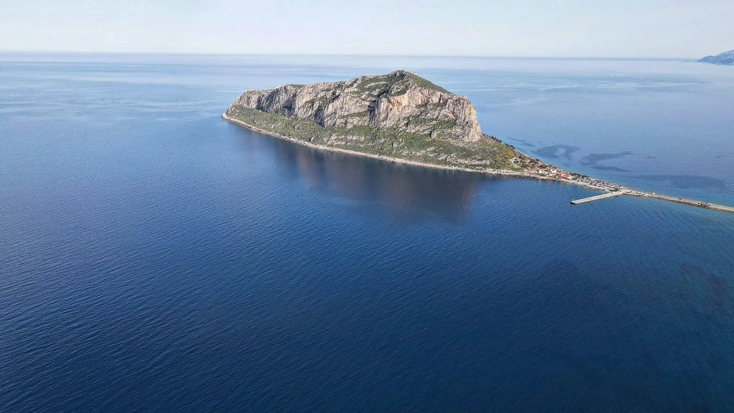 Der Felsen von Monemvasia im Meer