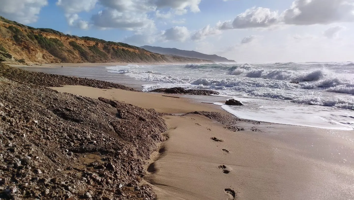 Fußspuren am wilden Strand