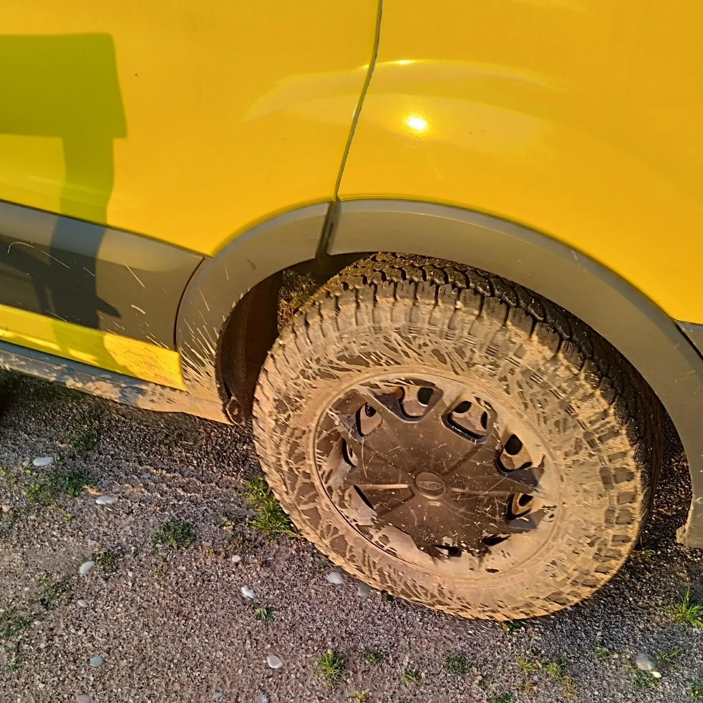 Schlammiges Rad nach der Offroad-Anfahrt