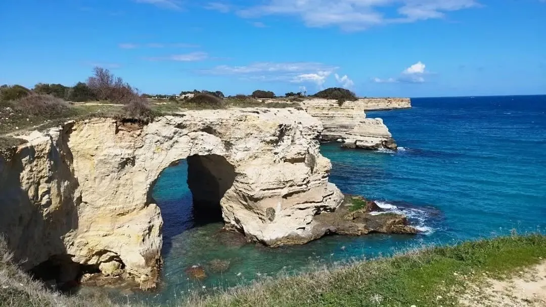 Ein Felsbogen an der Küste des Salento