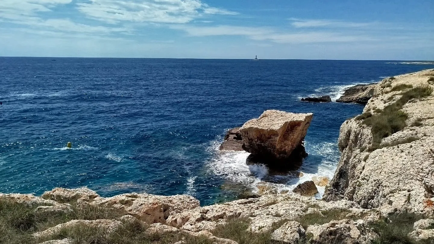 Felsblock im tiefblauen Meer