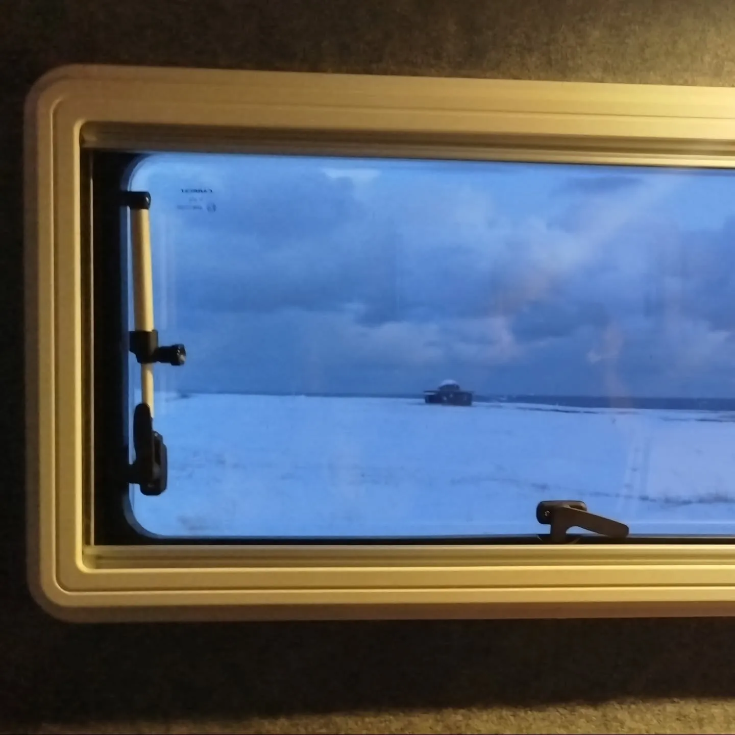 Blick aus dem Van-Fenster auf die Schneelandschaft