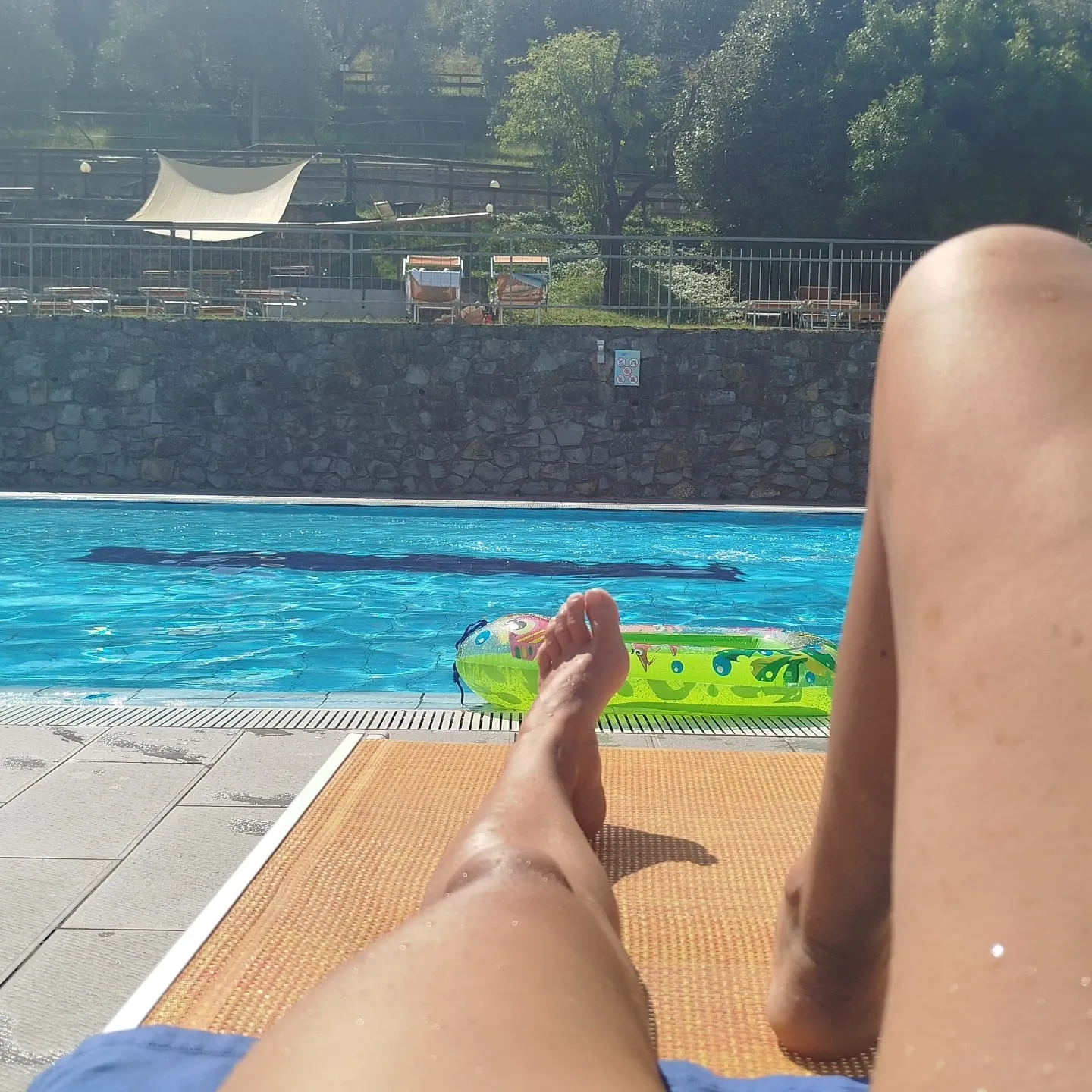 Füße hoch am Pool des Campingplatzes