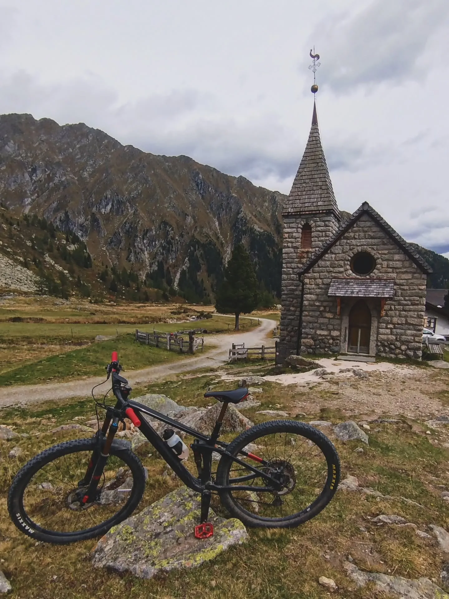 Kapelle am Wegesrand mit dem Rad