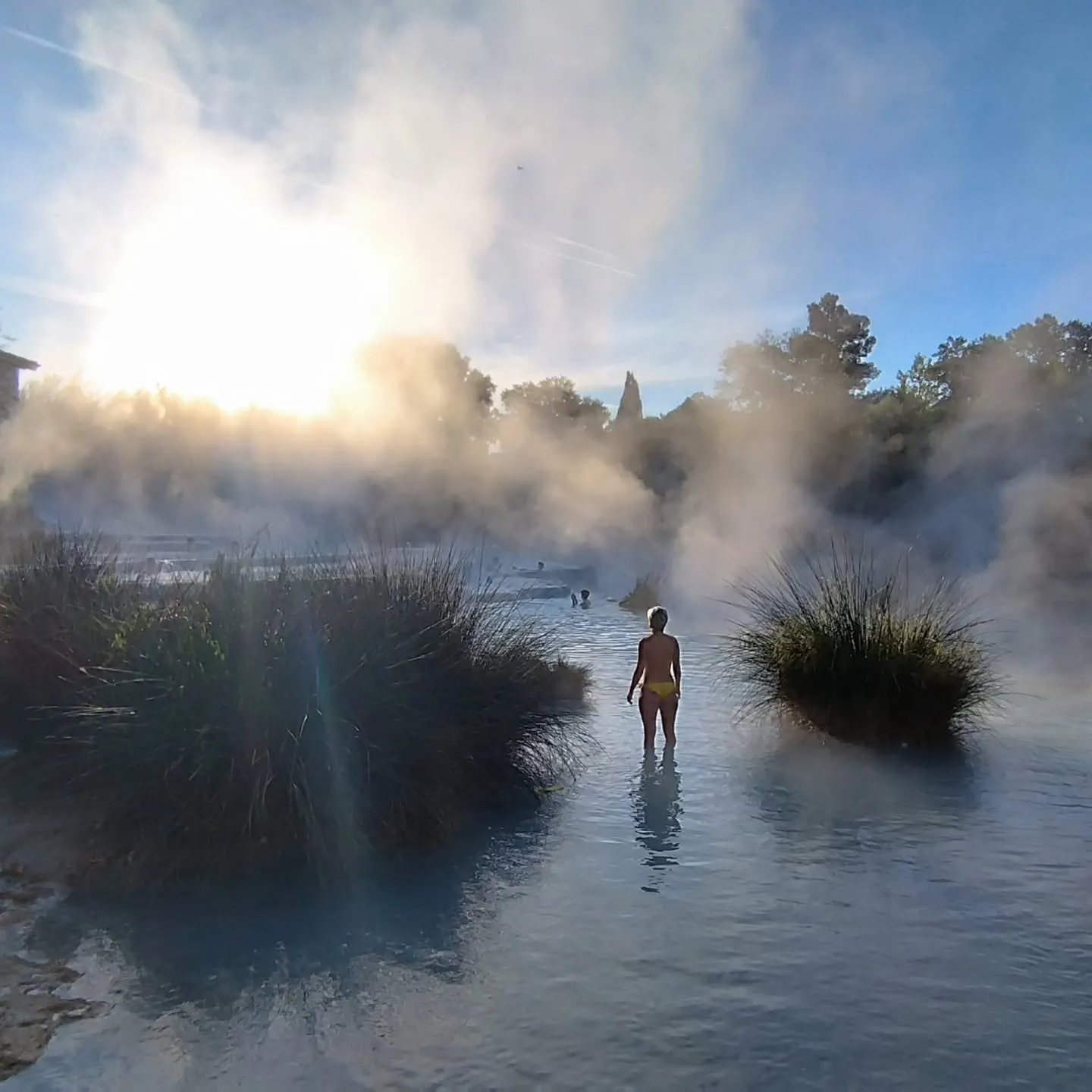 Dampfende Thermalbecken in Saturnia am frühen Morgen