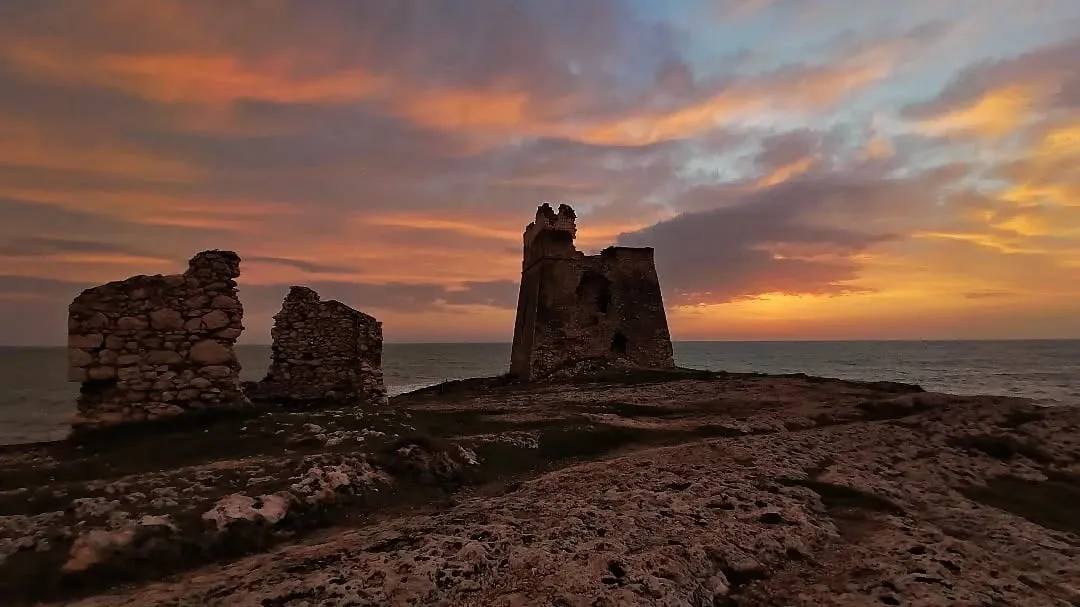 Alter Wachturm im Abendrot an der Südküste