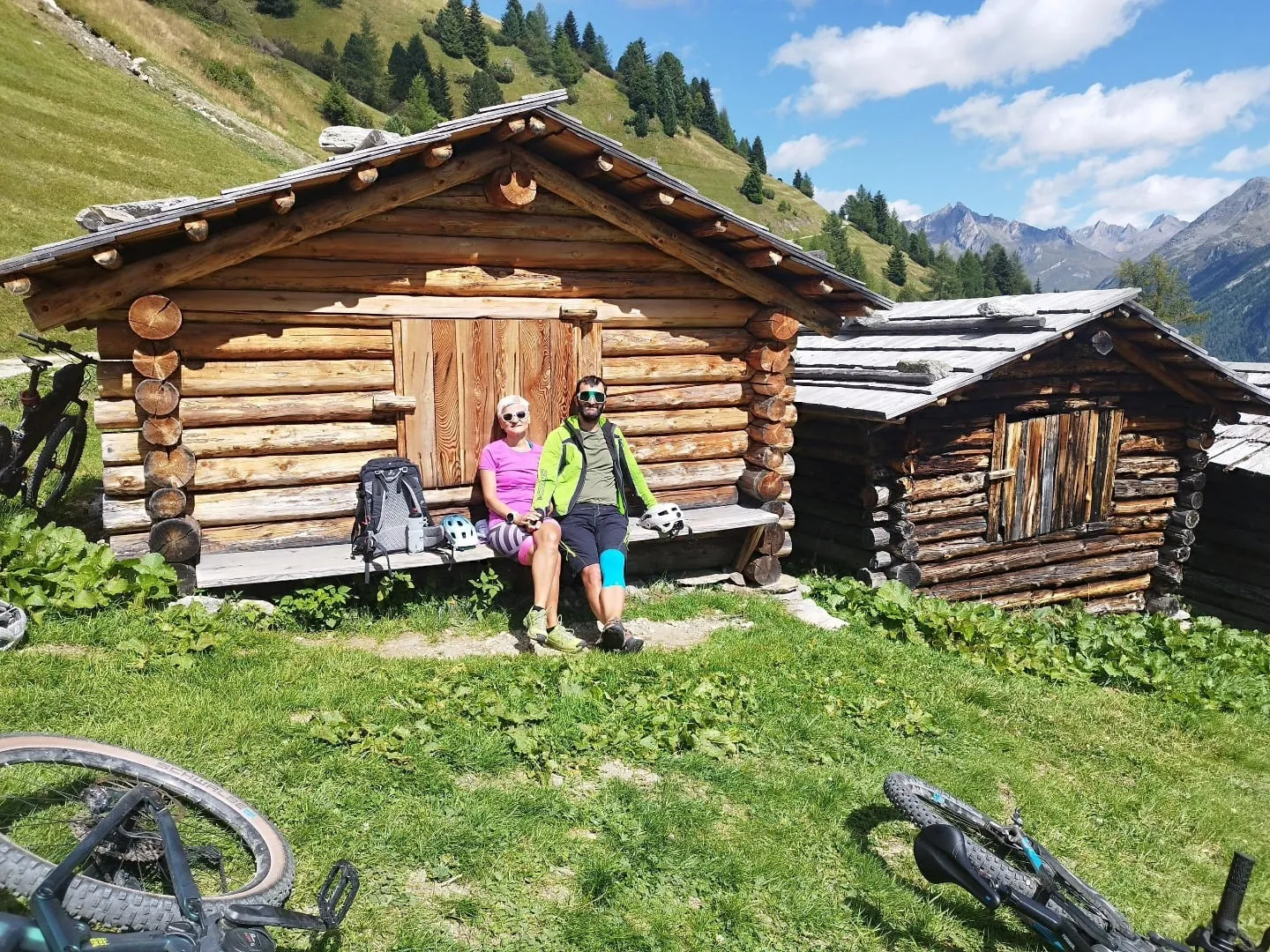 Pause an einer Almhütte