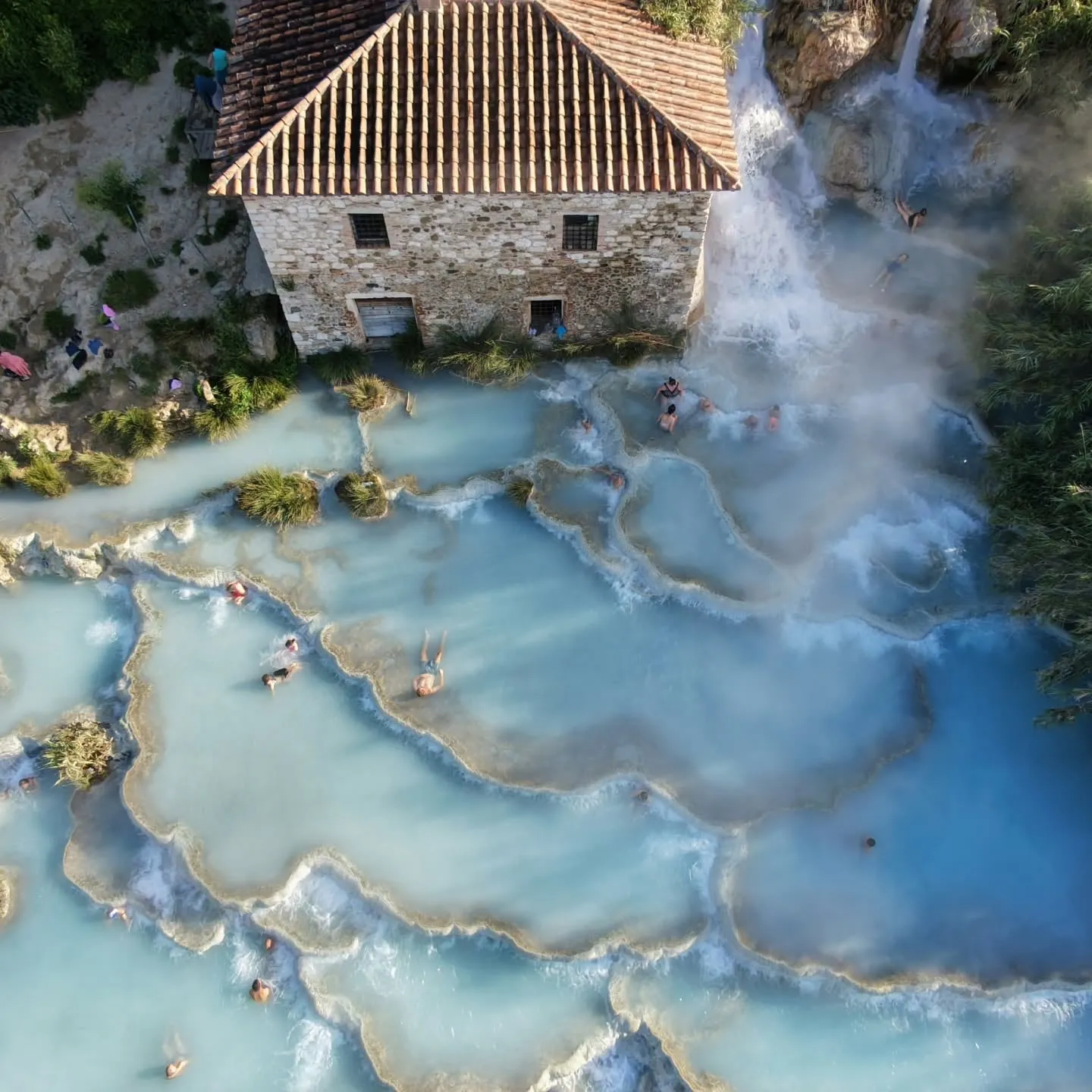 Die Kalksinterterrassen der Cascate del Mulino von oben