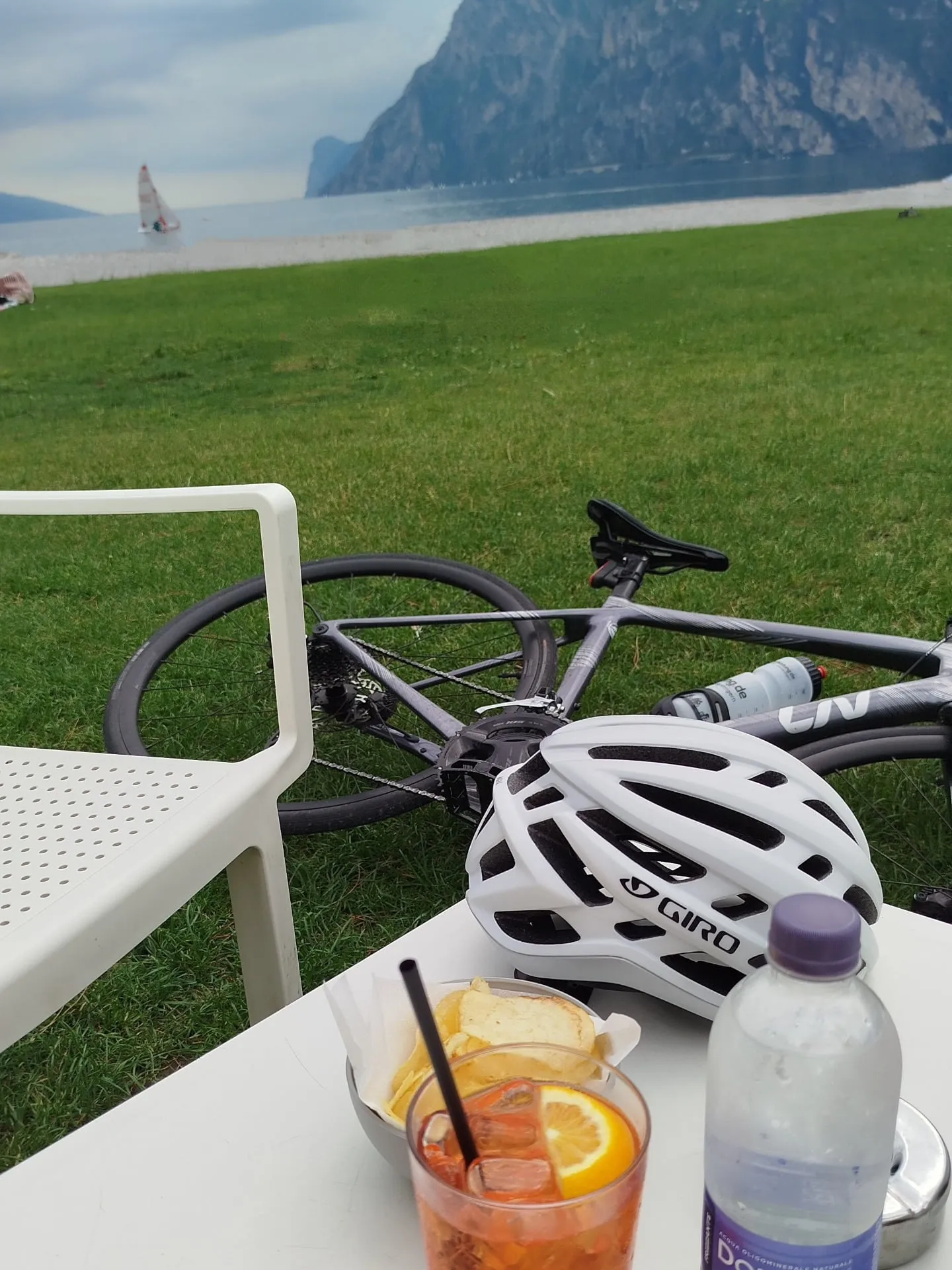 Rennrad und Helm bei einer Pause im Grünen