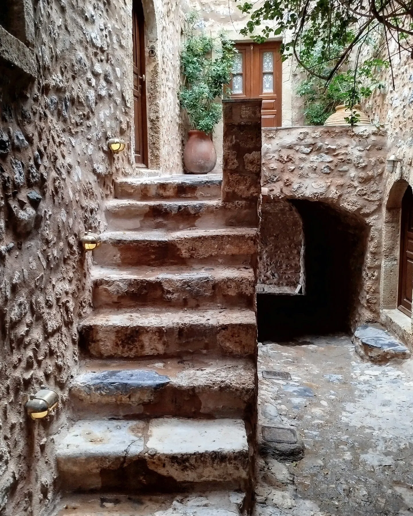 Gepflasterte Treppengasse in Monemvasia