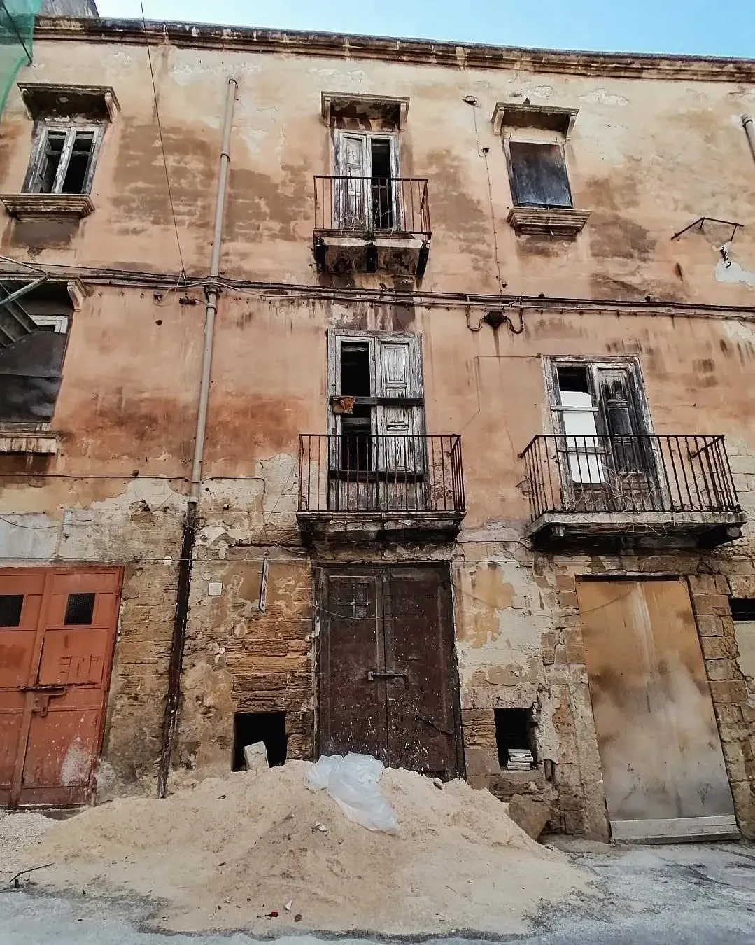 Verfallene Häuserfassaden in Taranto Vecchia