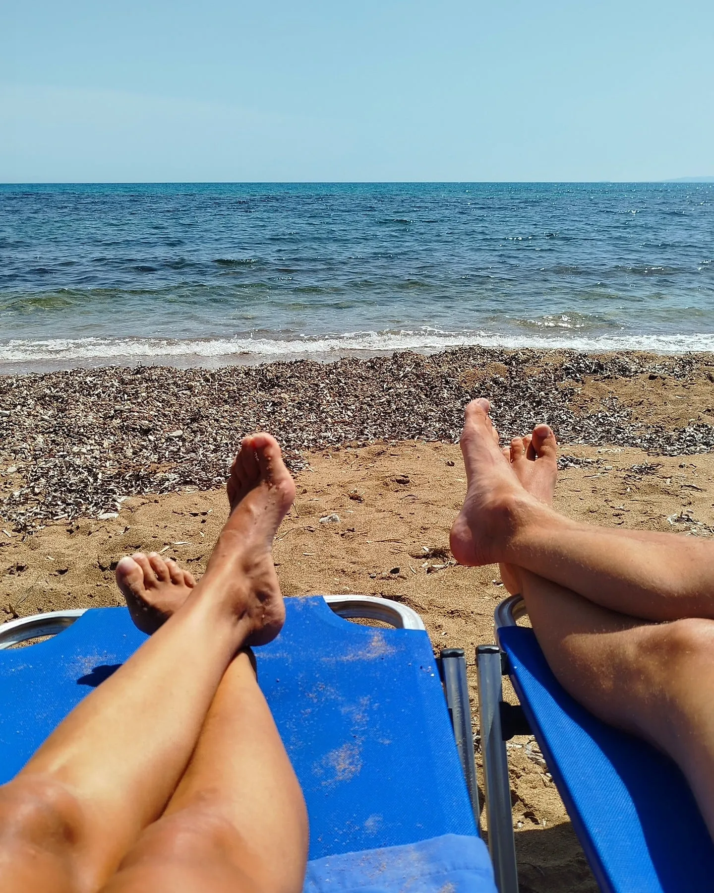 Füße hoch auf der Liege am Strand