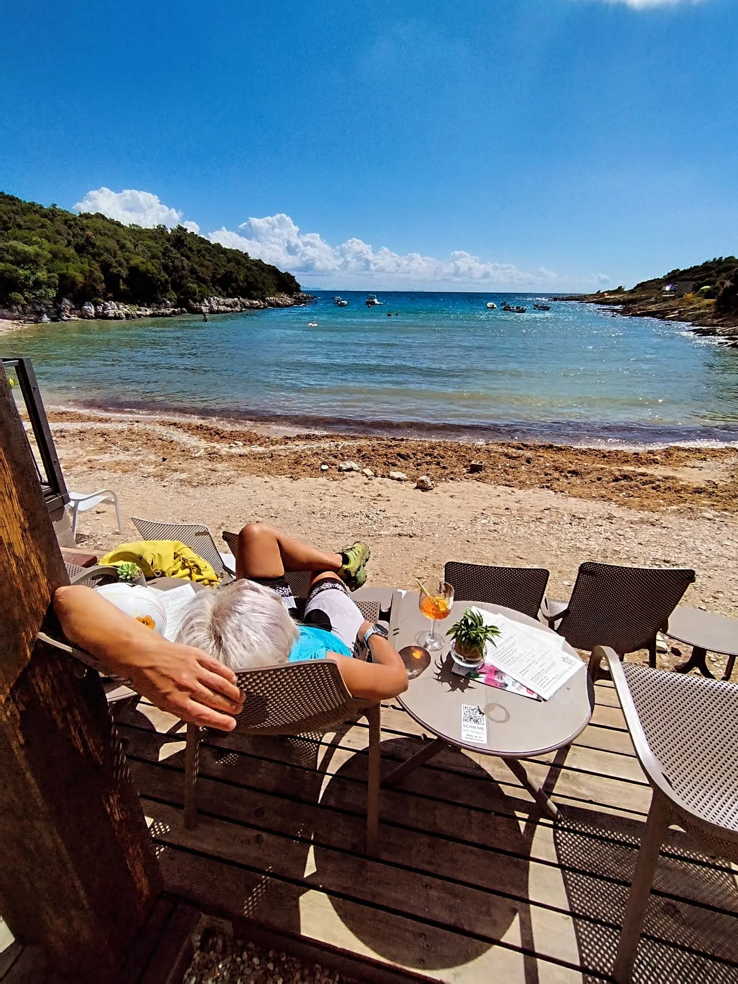 Frühstück mit Blick auf die Bucht