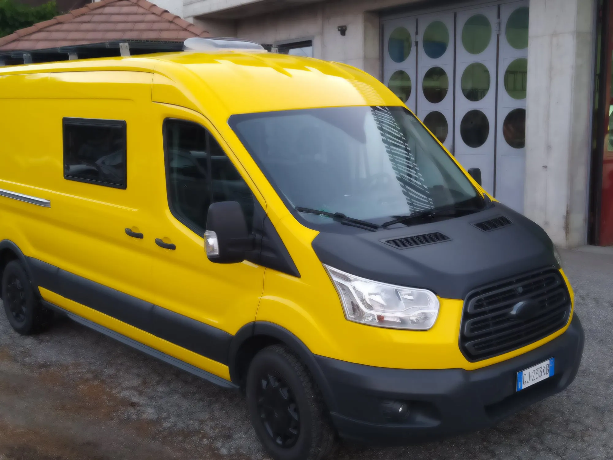 Der frisch gelb folierte Transit mit schwarzer Motorhaube