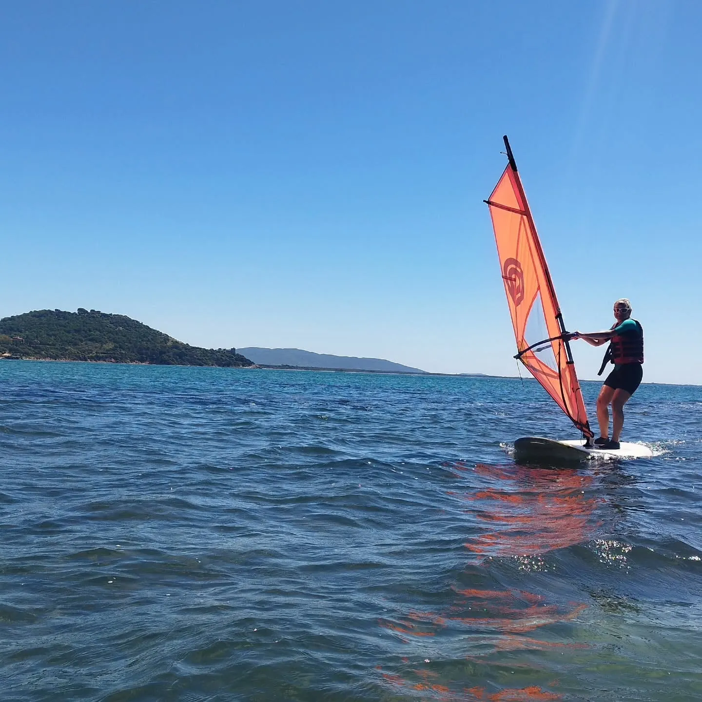 Windsurfen in der flachen Bucht von Talamone