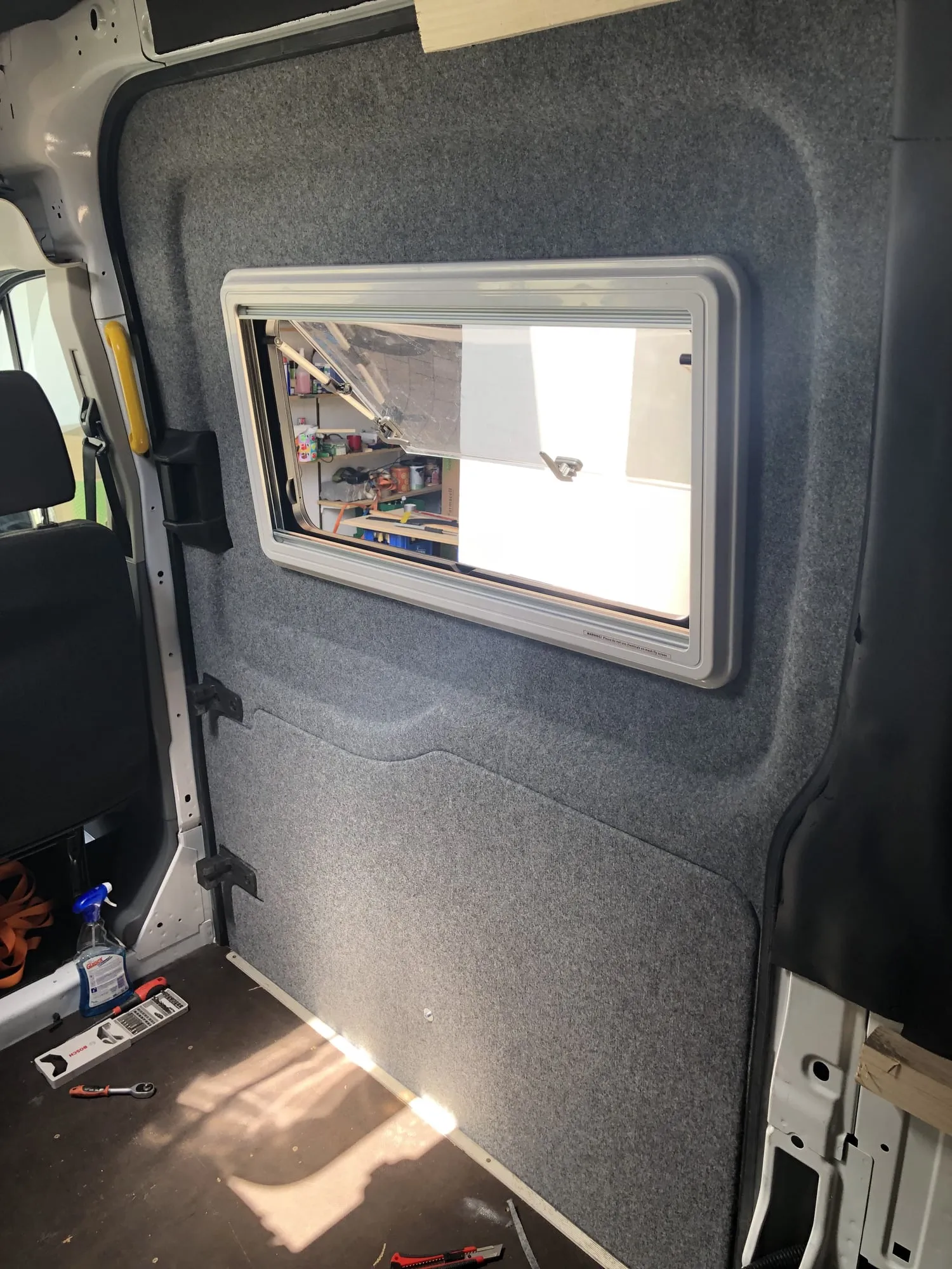 Mit Filz verkleidete Wand rund ums Fenster
