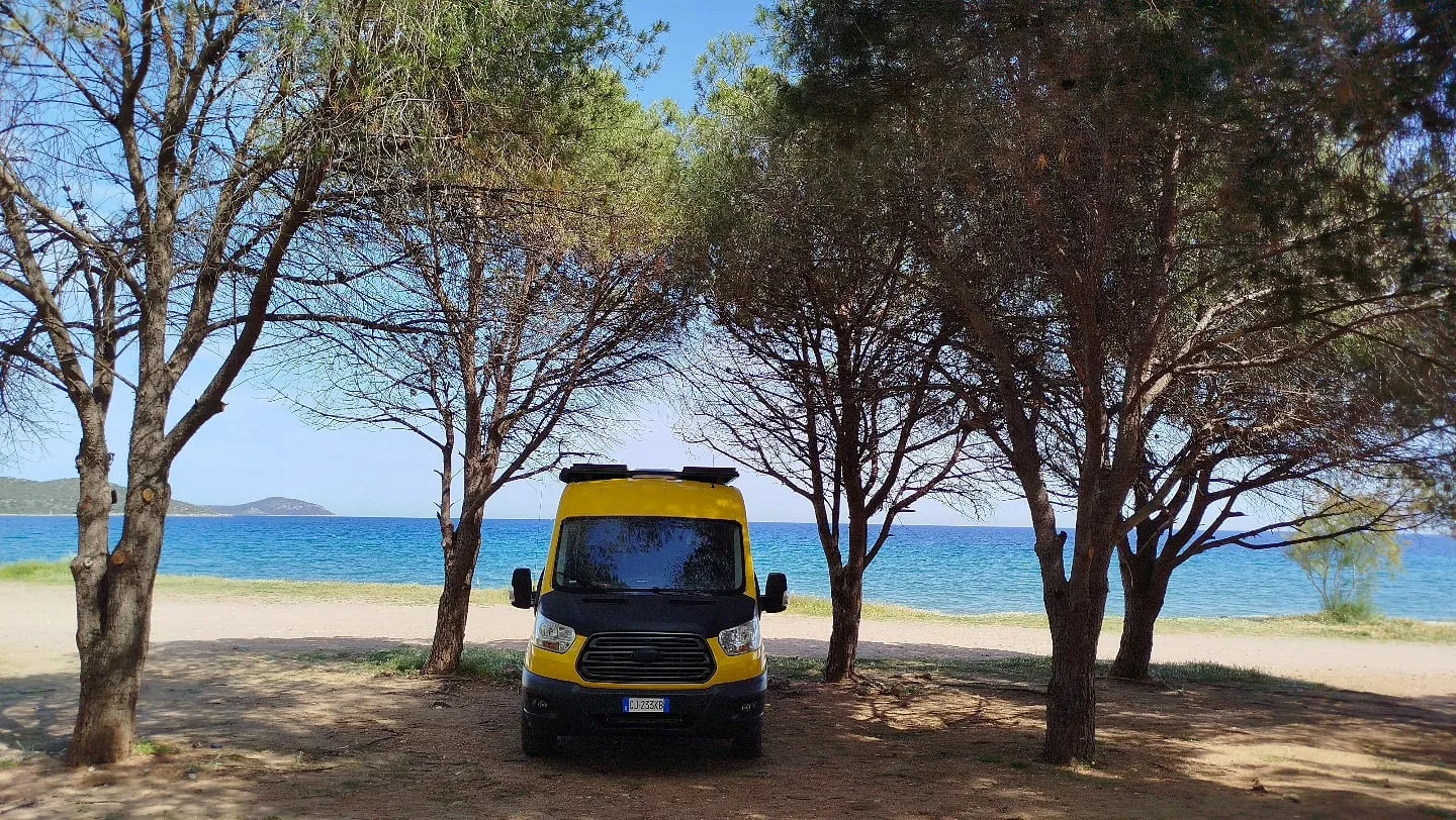 Der Van unter Pinien am Kastraki Beach