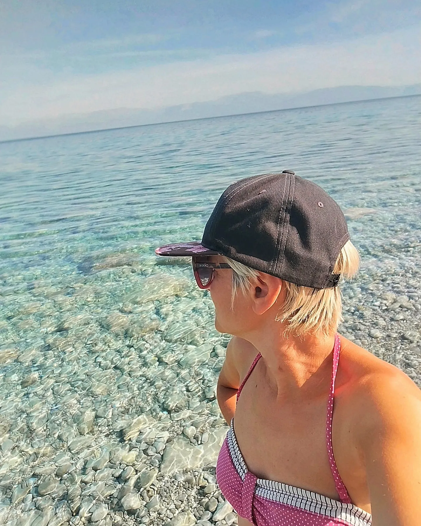 Edith im glasklaren Wasser an der Küste von Euböa