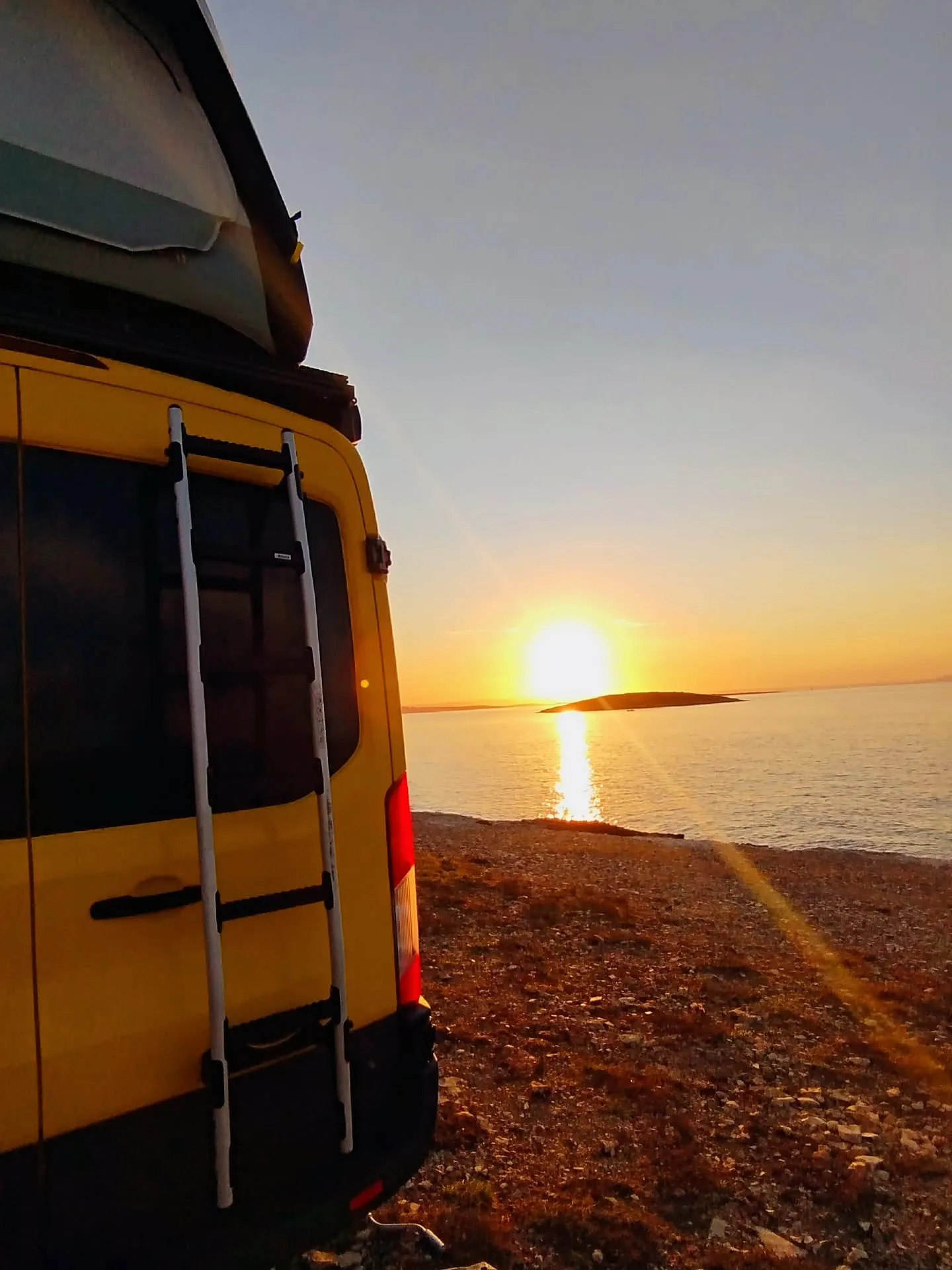 Sonnenuntergang hinter dem Van