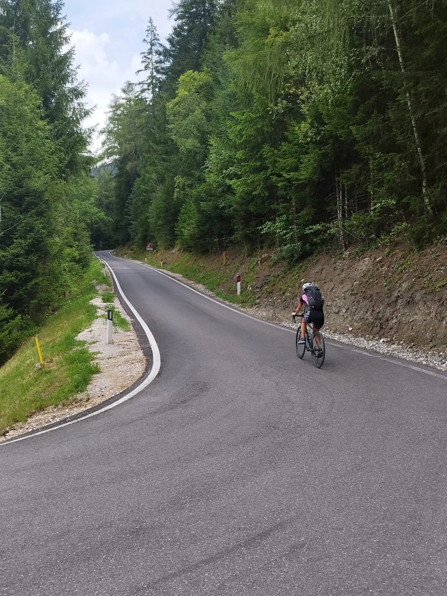 Die Straße windet sich bergauf