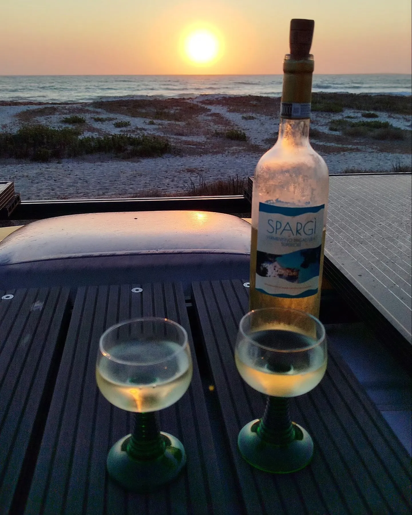 Wein im Sonnenuntergang am Meer