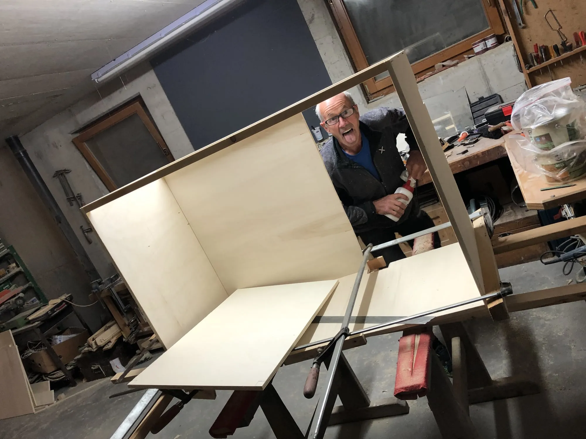 Manni in der Werkstatt mit einem Möbelkorpus