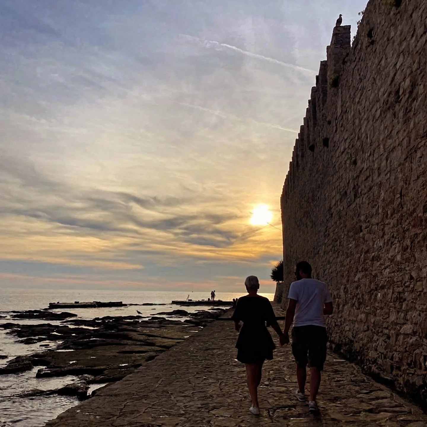 Abendspaziergang an der Stadtmauer im Sonnenuntergang