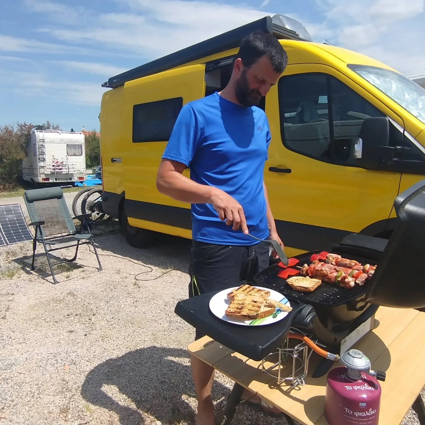 Manni grillt am Van
