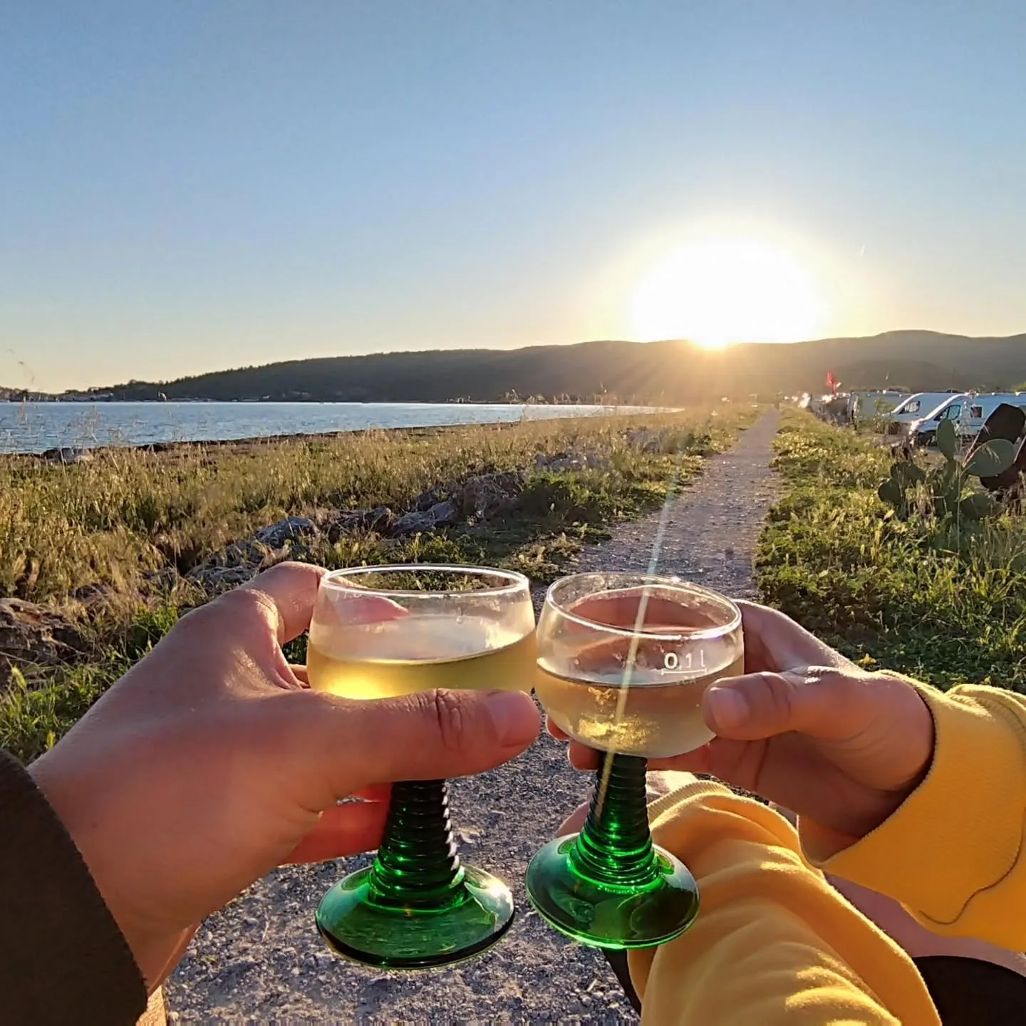 Ein Glas Wein im Sonnenuntergang
