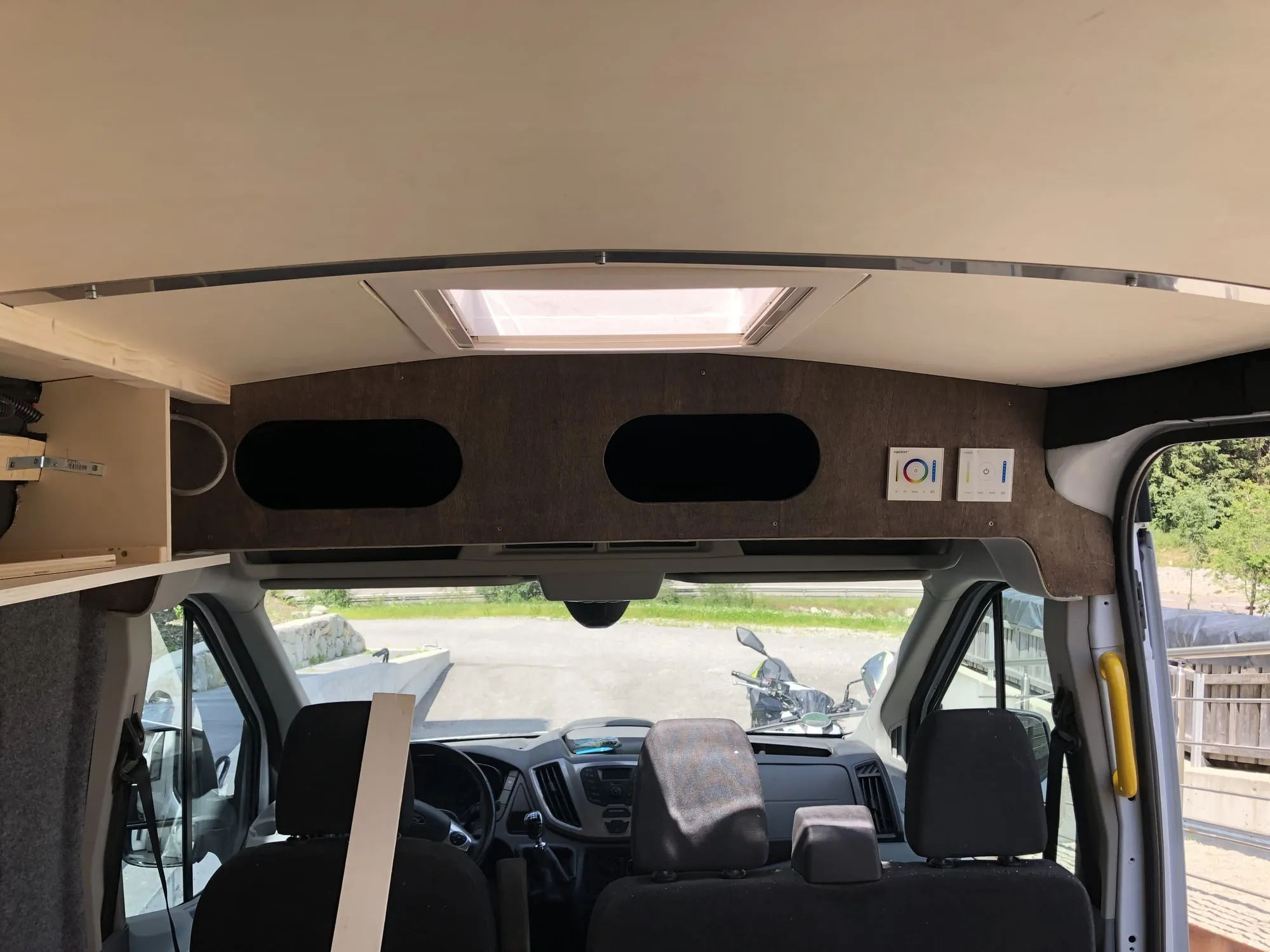 Die fertige Decke mit Blick nach vorne ins Fahrerhaus
