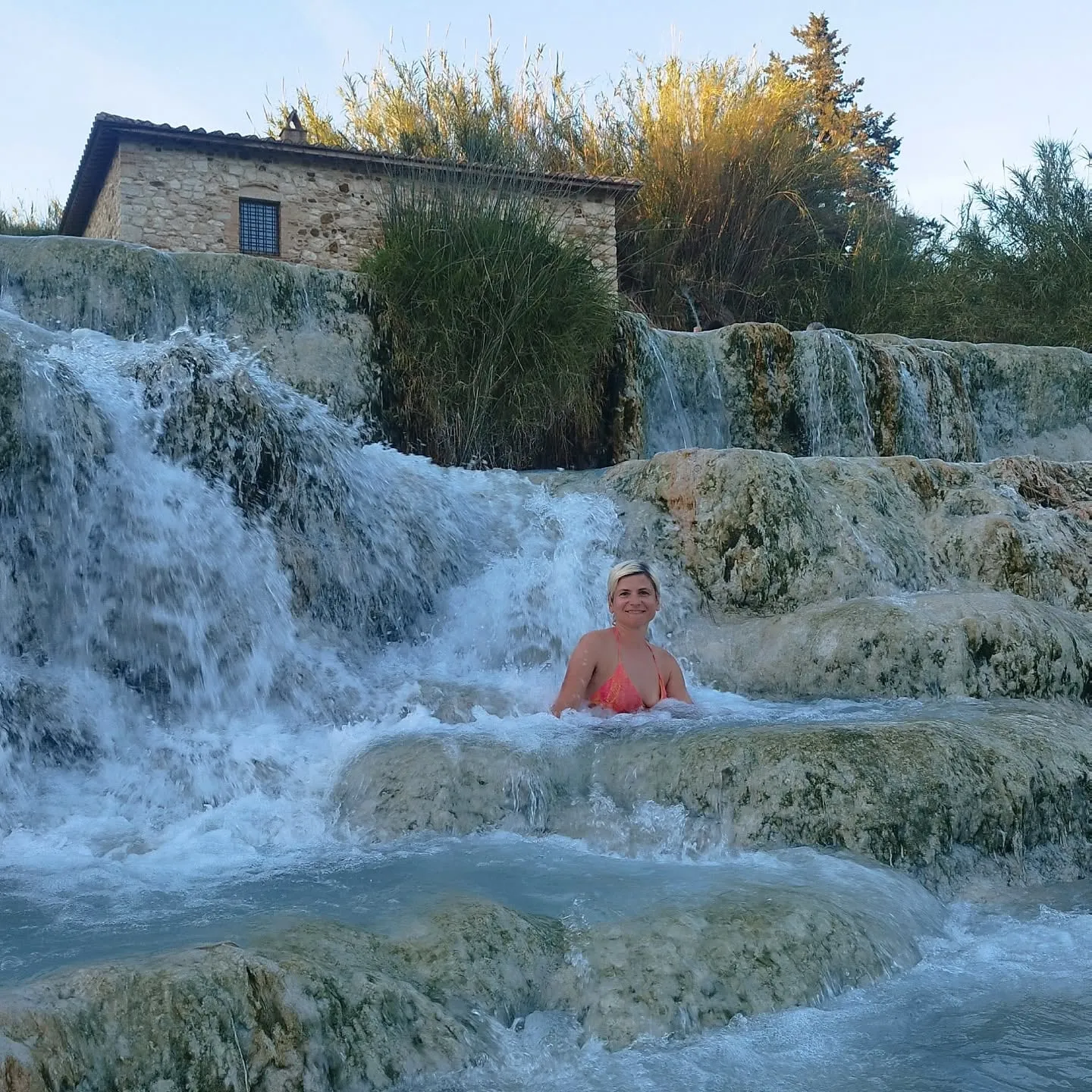Edith im warmen Wasser der Cascate del Mulino in Saturnia