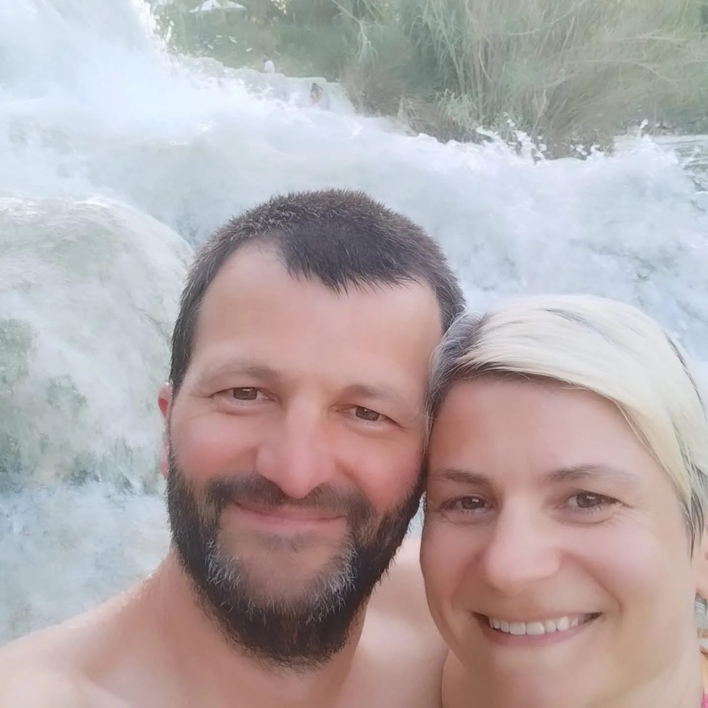 Manni und Edith im Thermalwasser von Saturnia