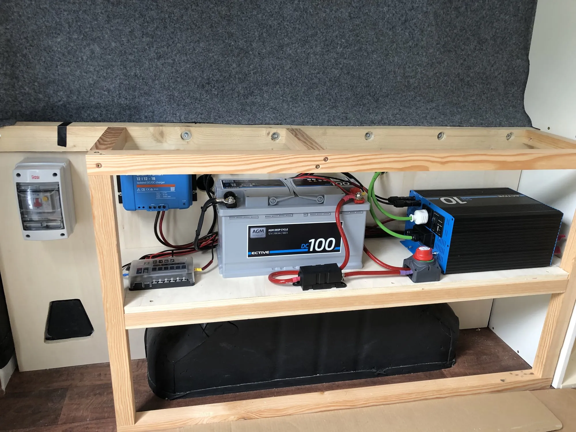 Die Elektrik: Batterie, Ladegerät und Wechselrichter im Regal