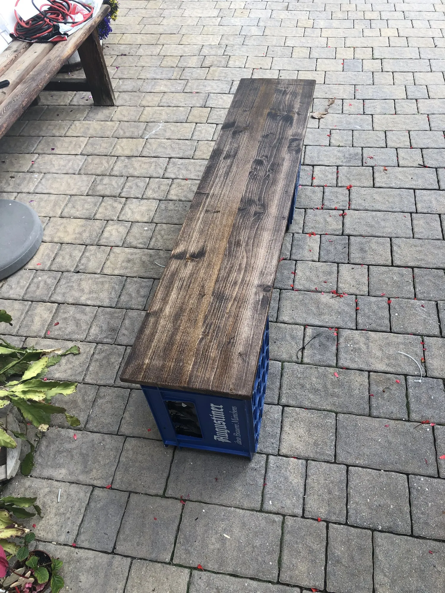 Die Sitzbank nach dem Beizen