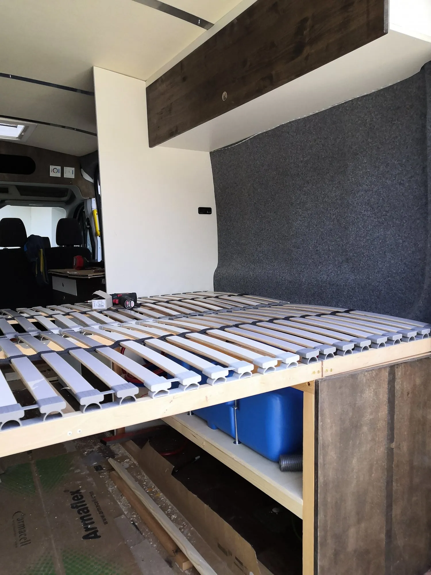 Lattenrost und Stauraum unter dem Bett