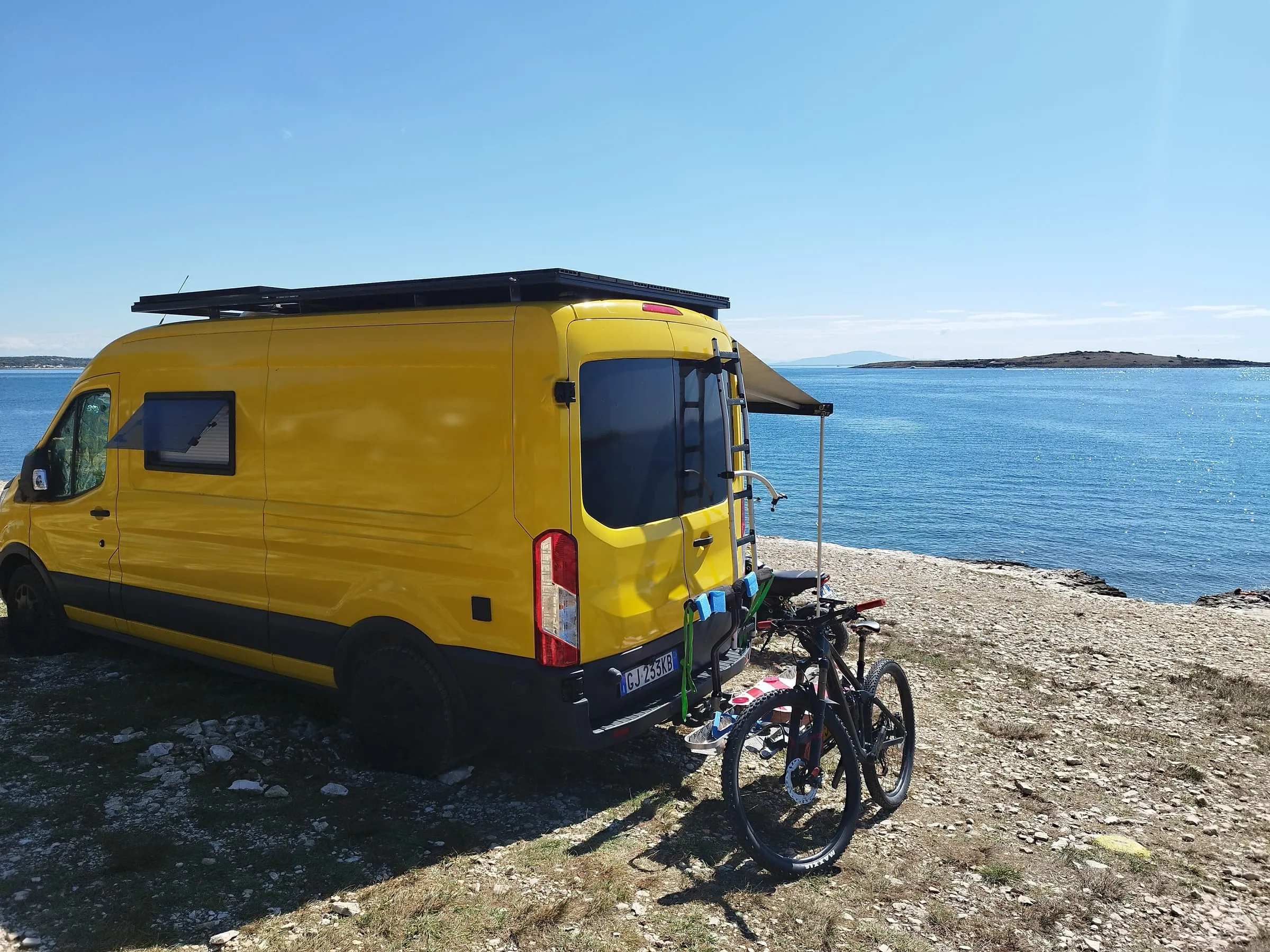 Heck des Vans mit Leiter und zwei Fahrrädern