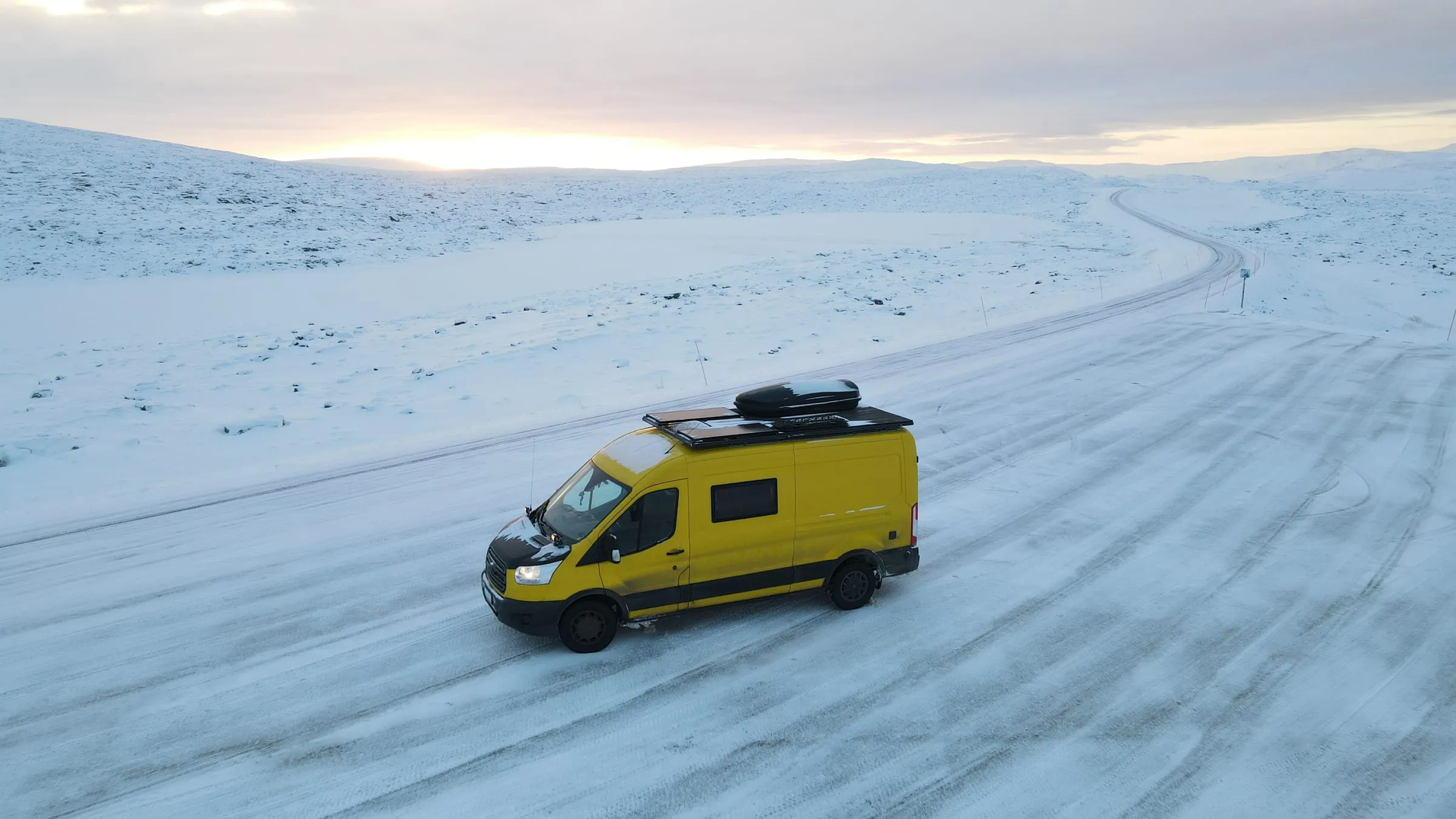 Der Van von oben mit Dachträger, Solarmodulen und Dachbox