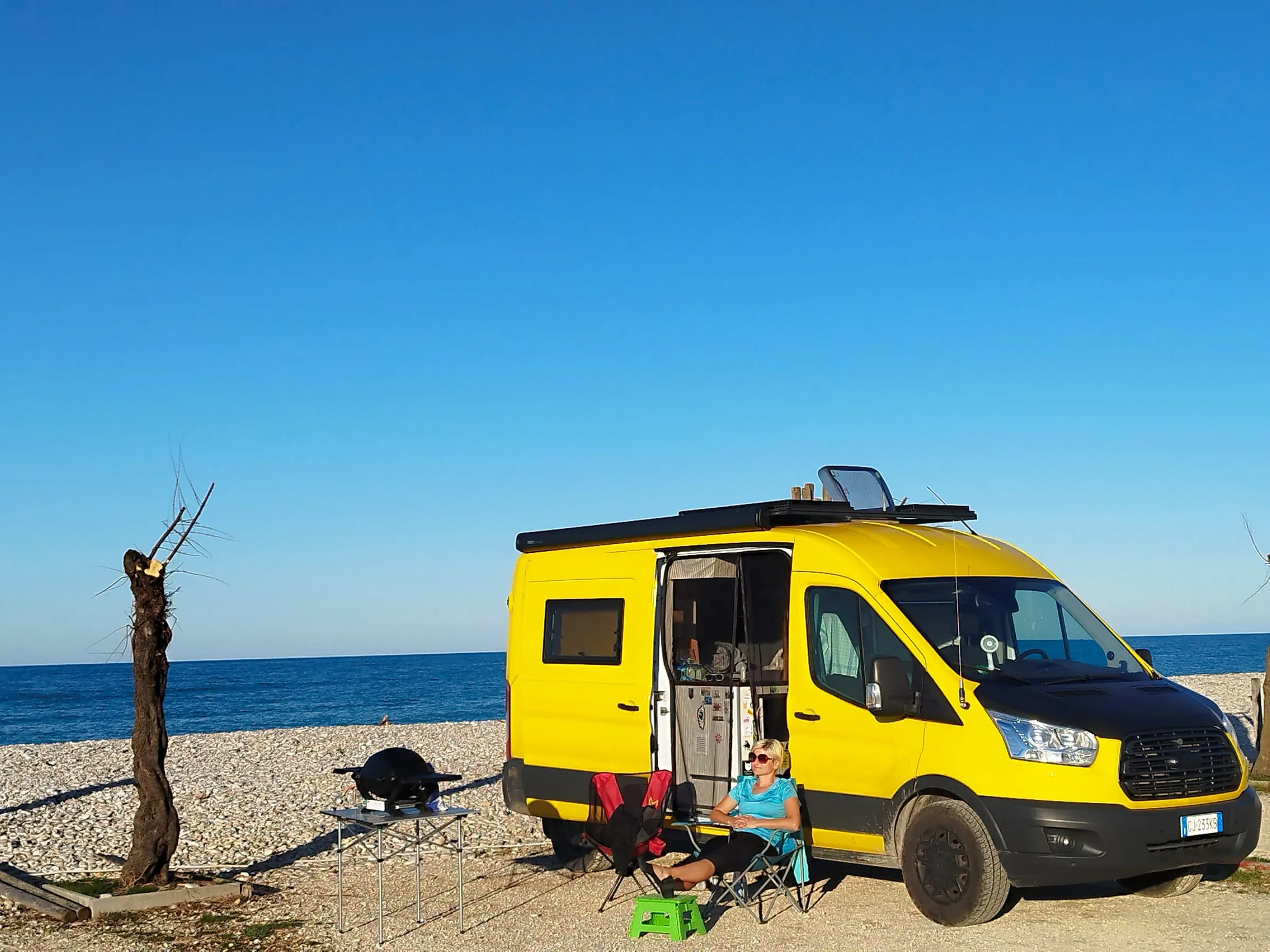 Der Van am Kiesstrand an der Adria, Edith in der Abendsonne